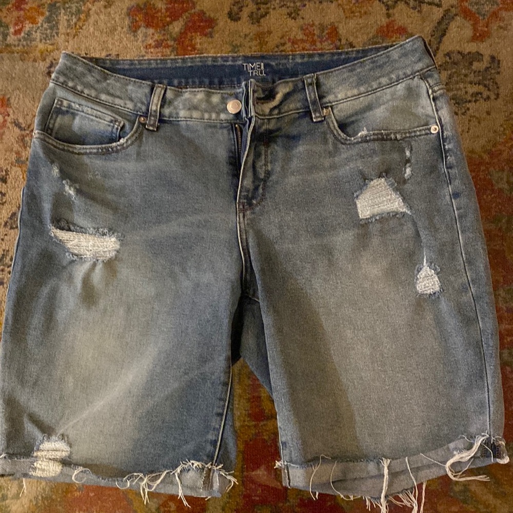 Deconstructed jeans shorts with frayed hem